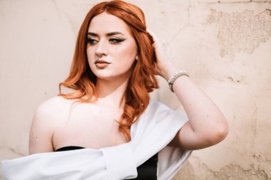 Beyaz elbiseli, kızıl saçlı genç bir kız. Boşluğu kopyala