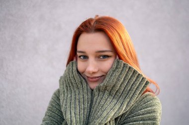 Ilık Kış Giysilerinde Diş teli Pozları Veren Kızıl Saçlı Kız