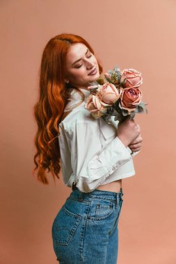 Güzel bir çiçek buketi tutan Mutlu Genç Kadın