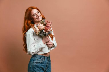 Güzel bir çiçek buketi tutan Mutlu Genç Kadın