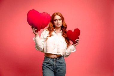 Kızıl Saçlı Kadın Yastık Tutan Yastık Sevgililer Günü Stüdyoda Kutlanıyor