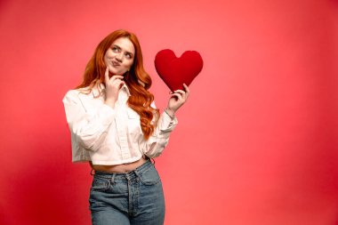 Kızıl Saçlı Kadın Yastık Tutan Yastık Sevgililer Günü Stüdyoda Kutlanıyor