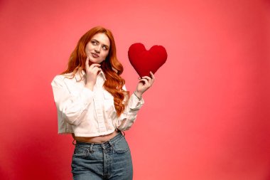 Kızıl Saçlı Kadın Yastık Tutan Yastık Sevgililer Günü Stüdyoda Kutlanıyor