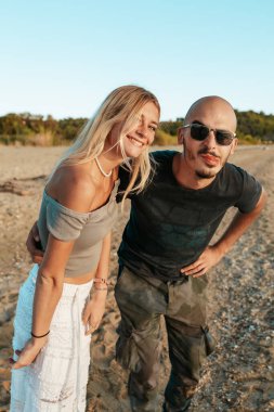 İki Arkadaş Kumsalda Eğleniyor ve Gülüyor