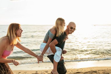 Kumsalda eğlenen ve gülen arkadaşlar