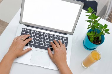 Eller Laptop Klavyesinde Beyaz Masada Açık Ekran
