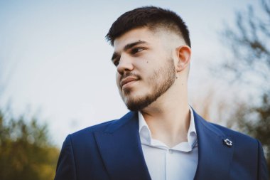 Mavi Takım Elbiseli Düşünceli Genç Bir Parkta Yan Bakış