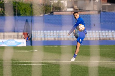 SURDULICA, SERBIA, APRIL 28, 2025: FK Radnik oyuncusu, Gradski Stadyumu 'nda oynanan Sırp SuperLiga karşılaşması öncesinde ısınırken görülüyor. Radnik 40 kazandı..