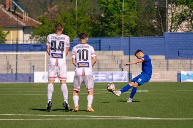 SURDULICA, SERBIA, APRIL 28, 2025: FK Radnik oyuncusu, Gradski Stadyumu 'nda oynanan Sırp SuperLiga karşılaşmasında FK Inija' ya karşı serbest vuruş yaptı. Radnik 40 kazandı..