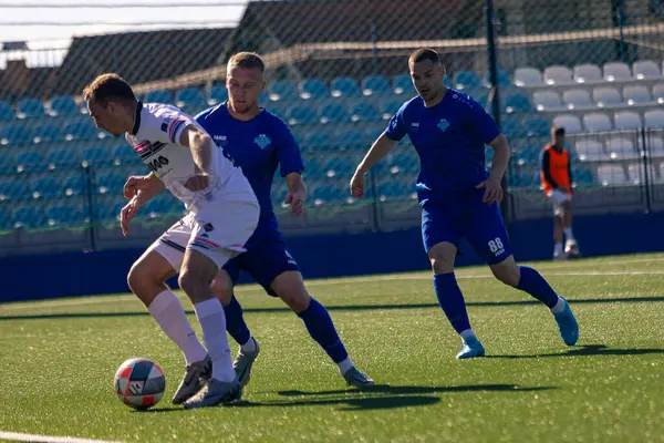 SURDULICA, SERBIA, APRIL 28, 2025: FK Radnik oyuncusu, Gradski Stadyumu 'nda oynanan Sırbistan SuperLiga karşılaşmasında FK Inija' ya karşı savunma yapıyor. Radnik 40 kazandı..