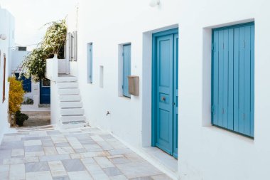 Yunanistan 'ın Milos Adası' ndaki beyazlatılmış evdeki mavi panjurlar