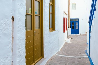 Plaka, Milos, Yunanistan 'da dar sokaklar renkli kapılarla