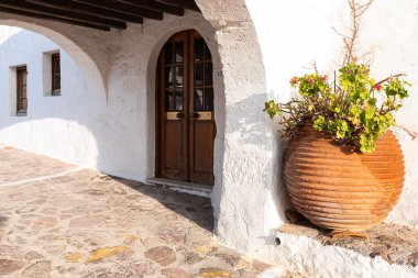 Plaka, Milos 'ta Clay Pot ile Geleneksel Yunan Avlu Girişi