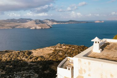 Milos 'taki Geleneksel Köy' den Panoramik Kıyı Görünümü