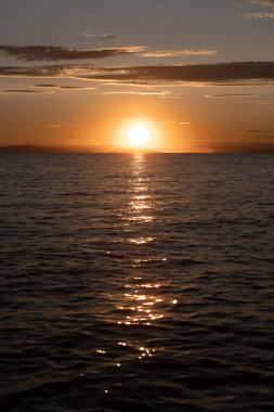 Yunanistan 'ın Thassos kentindeki Ege Denizi üzerinde güzel altın gün batımı