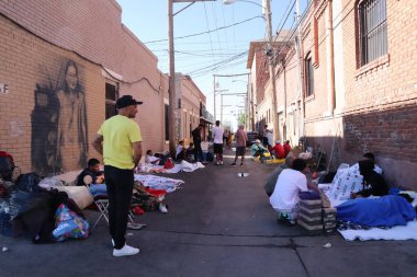 El Paso, TX, ABD, 10 Mayıs 2023. Göçmenler 42. maddeyle ABD 'ye girmek için onay bekliyorlar..