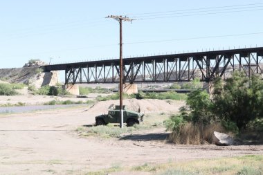 El Paso, Teksas, ABD, 23 Mayıs 2023: ABD-Meksika sınırını koruyan Amerikan Humvee 'leri. Rio Grande 'nin karşısında, uluslararası nehir.