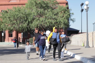 El Paso, TX USA, 11 Ekim 2023 Amerika Birleşik Devletleri 'ndeki şehirlere gönderilen göçmenler. Tren istasyonunda bekleyen otobüsler, iki günlük New York, Denver ya da Chigago gezisine göçmenleri götürüyor..