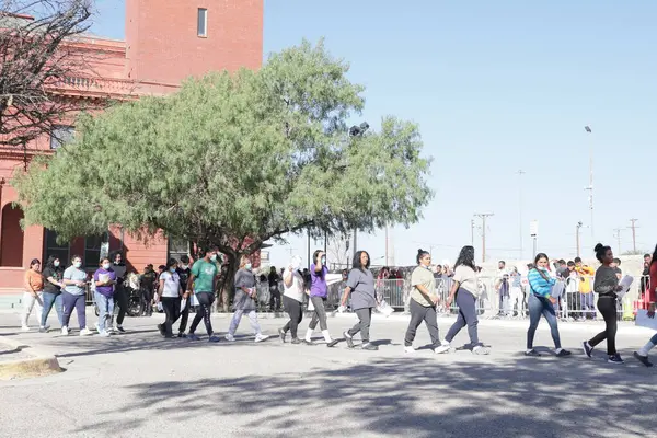 El Paso, TX USA, 11 Ekim 2023 Amerika Birleşik Devletleri 'ndeki şehirlere gönderilen göçmenler. Tren istasyonunda bekleyen otobüsler, iki günlük New York, Denver ya da Chigago gezisine göçmenleri götürüyor..