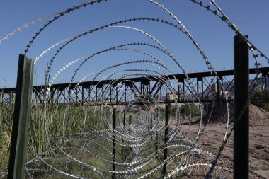 El Paso, TX USA, 12 Ekim 2023 Rio Grande boyunca göçmenlerin geçmesini engellemek için dikenli tel. Sadece gecikme, nasıl olsa geçecekler..