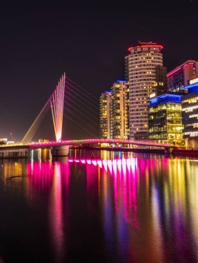 Salford 'daki Medya Şehri' ni bağlayan köprü Manchester, İngiltere 'de.