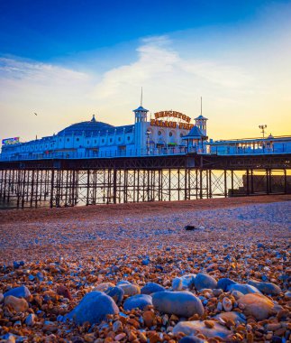 Brighton İskelesi, İngiltere Gün batımında dramatik bulutlarla
