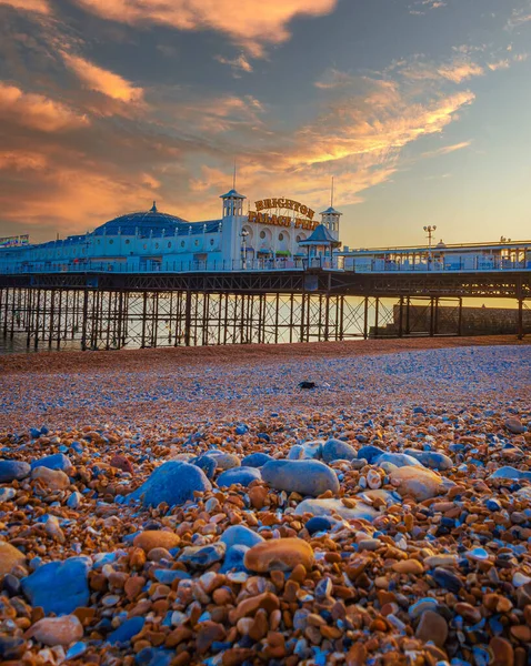 Brighton İskelesi, İngiltere Gün batımında dramatik bulutlarla