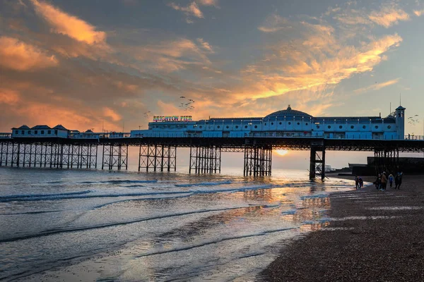 Brighton Pier Engeland Tijdens Zonsondergang Met Dramatische Wolken — Stockfoto