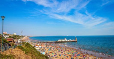 Bournemouth plajı ve Bournemouth İskelesi 'nin günbatımında Dorset UK manzarası