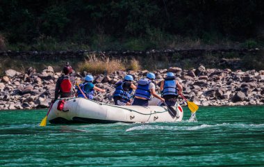 Rishikesh, Hindistan 'da rafting. Turist grubunun spor etkinliği.