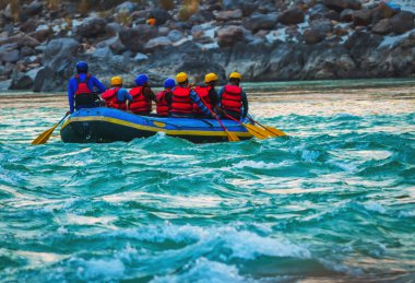 Rishikesh, Hindistan 'da rafting. Turist grubunun spor etkinliği.