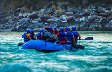 Rishikesh, Hindistan 'da rafting. Turist grubunun spor etkinliği.