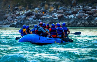 Rishikesh, Hindistan 'da rafting. Turist grubunun spor etkinliği.