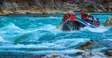 Rishikesh, Hindistan 'da rafting. Turist grubunun spor etkinliği.