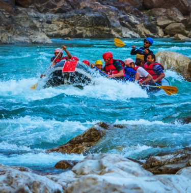 Rishikesh, Hindistan 'da rafting. Turist grubunun spor etkinliği.