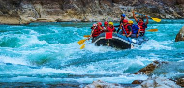Rishikesh, Hindistan 'da rafting. Turist grubunun spor etkinliği.