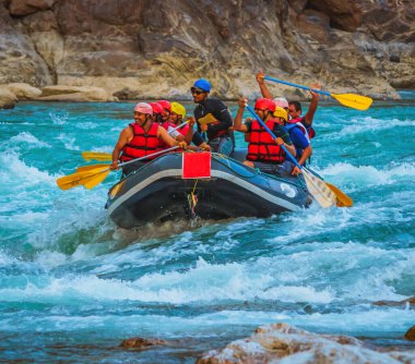 Rishikesh, Hindistan 'da rafting. Turist grubunun spor etkinliği.