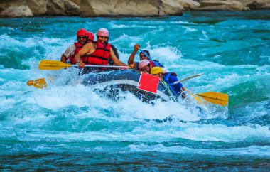 Rishikesh, Hindistan 'da rafting. Turist grubunun spor etkinliği.