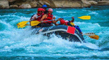 Rishikesh, Hindistan 'da rafting. Turist grubunun spor etkinliği.
