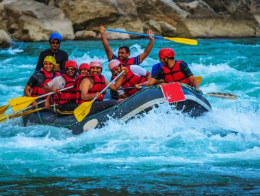 Rishikesh, Hindistan 'da rafting. Turist grubunun spor etkinliği.