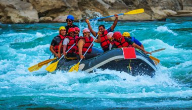 Rishikesh, Hindistan 'da rafting. Turist grubunun spor etkinliği.