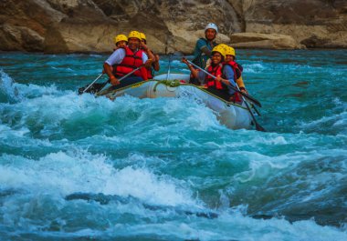 Rishikesh, Hindistan 'da rafting. Turist grubunun spor etkinliği.