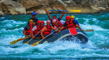 Rishikesh, Hindistan 'da rafting. Turist grubunun spor etkinliği.