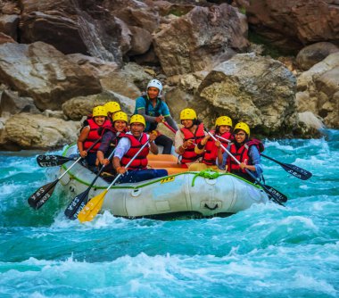 Rishikesh, Hindistan 'da rafting. Turist grubunun spor etkinliği.