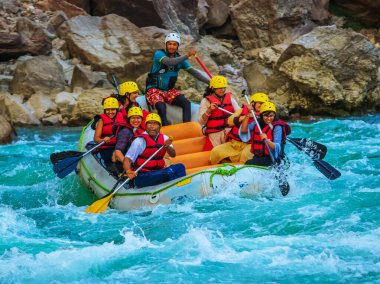 Rishikesh, Hindistan 'da rafting. Turist grubunun spor etkinliği.