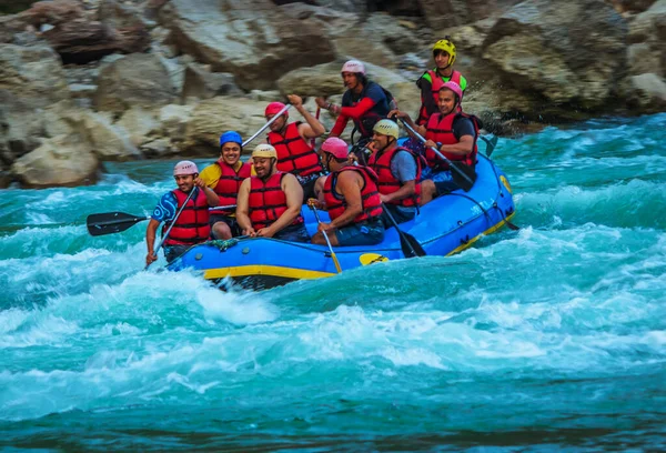 Rishikesh, Hindistan 'da rafting. Turist grubunun spor etkinliği.