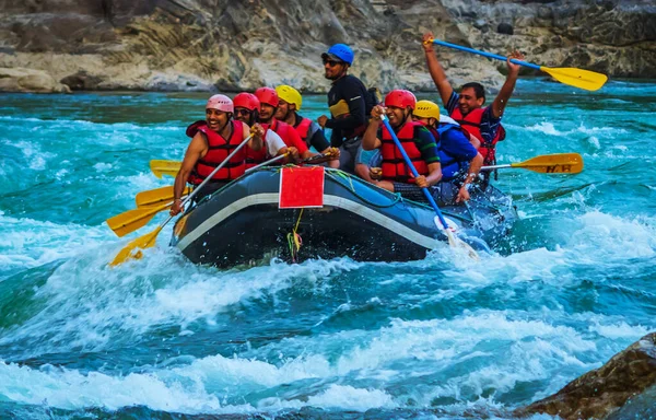 Rishikesh, Hindistan 'da rafting. Turist grubunun spor etkinliği.
