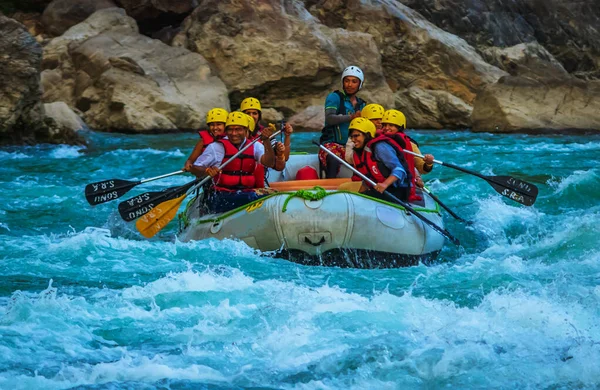 Rishikesh, Hindistan 'da rafting. Turist grubunun spor etkinliği.