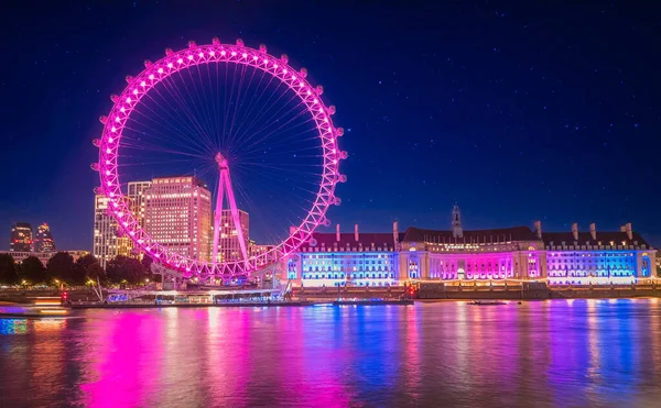 Londra alacakaranlıkta. London eye, county hall, westminster bridge, big Ben'e ve Parlamento evleri.