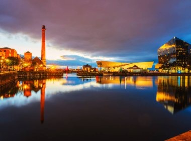 Alacakaranlıkta çekilmiş Liverpool su fontunun ikonik simgelerinin geniş açılı görüntüsü. Liverpool, İngiltere.